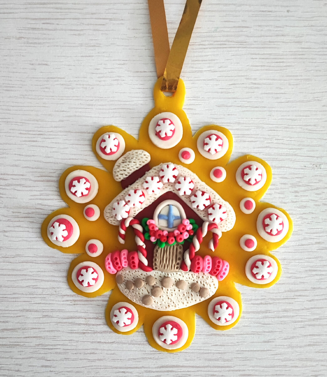 Готовый вариант поделки из пластилина на картоне.