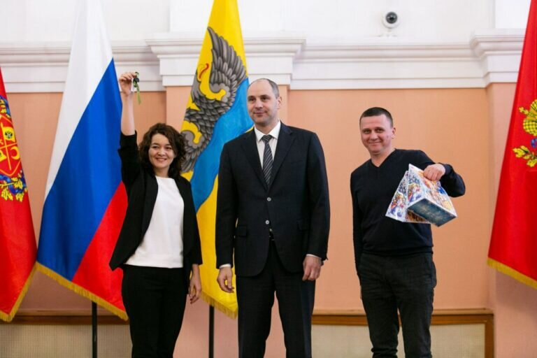    Денис Паслер вручил детям-сиротам ключи от квартир в Оренбурге Марина Шарт