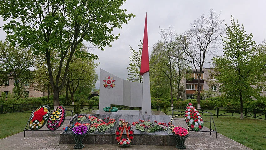 Братская Могила на берегу Дисны