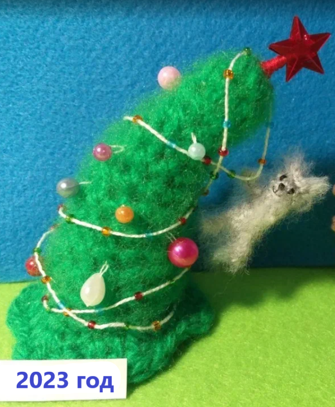 Столько планов на каникулы: елку уронить (раз 5), шарики под диван спрятать (штук 11) , гирлянду запутать...