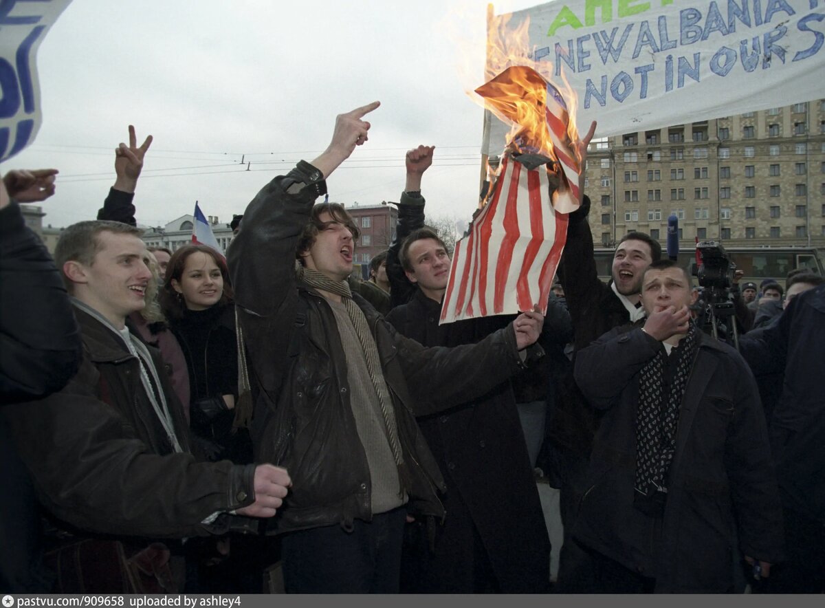 Протесты у посольства США в Москве в 99-м. Источник фото: https://pastvu.com/p/909658