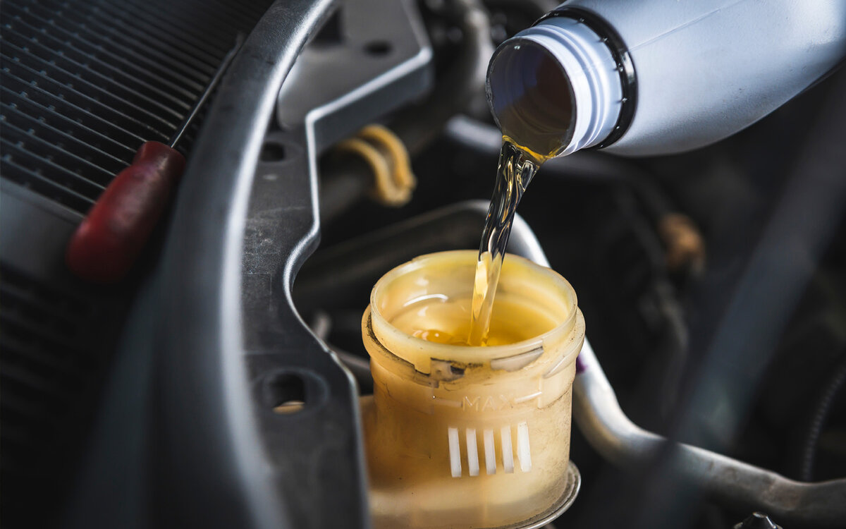 Тормозная жидкость — это необходимая автомобильная жидкость, которая смазывает тормозную систему автомобиля и обеспечивает необходимое давление для остановки автомобиля.