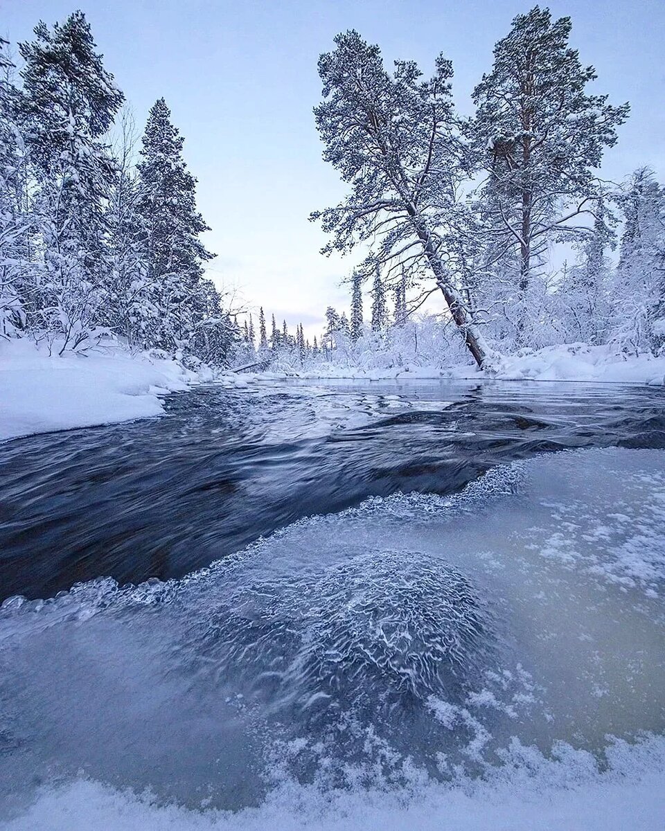 С окон не сходит морозный узор...