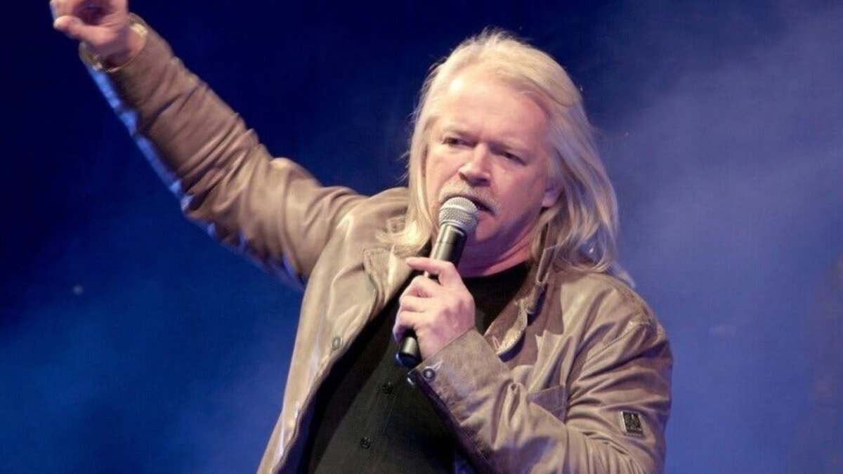 Сергей Скачков - вокал, клавиши в группе "Земляне"