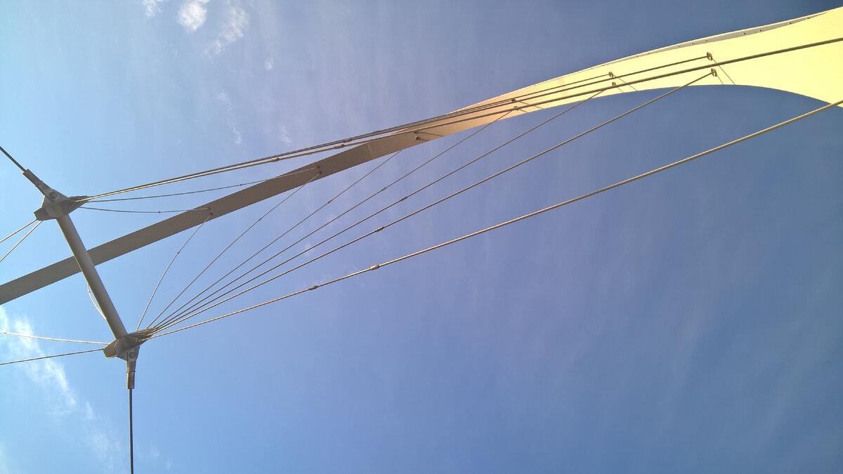 Трос под опорой.