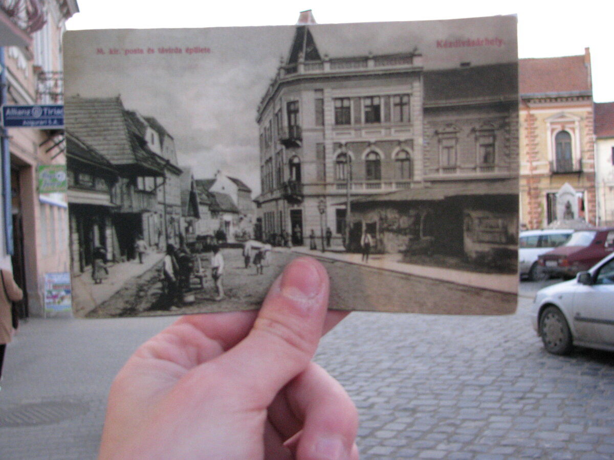 На старой фотографии - почтовое отделение в городе Kezdivasarhely (Румыния), 1909 год. Сейчас на этом месте расположен ресторан. Новая фотография сделана в 2009 году. Автор: Levente Daczó