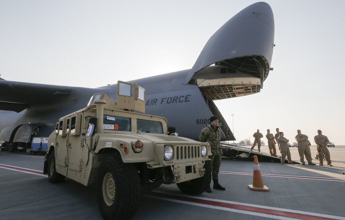    Бронеавтомобиль HMMWV  EPA/SERGEY DOLZHENKO