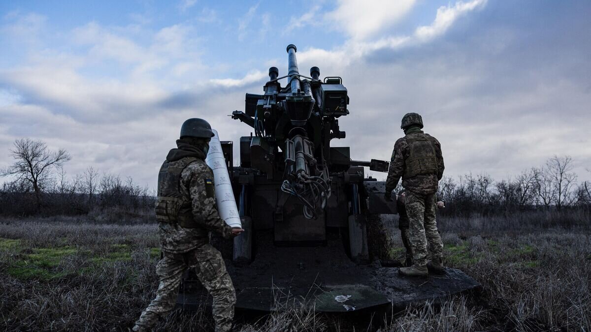    Украинские военные возле французской самоходной гаубицы CAESAR© AFP 2023 / SAMEER AL-DOUMY