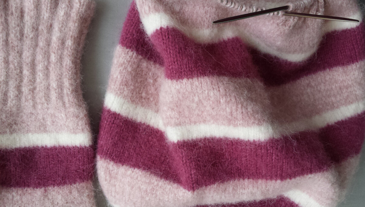 Спицы № 2,5 и достаточно тонкая пряжа метражом 1000 м на 100 г в два сложения, но пряжа с эластаном, что привело к усадке и уплотнению вязанного полотна. По итогу  имеем не особо толстый, но плотный именно свитер