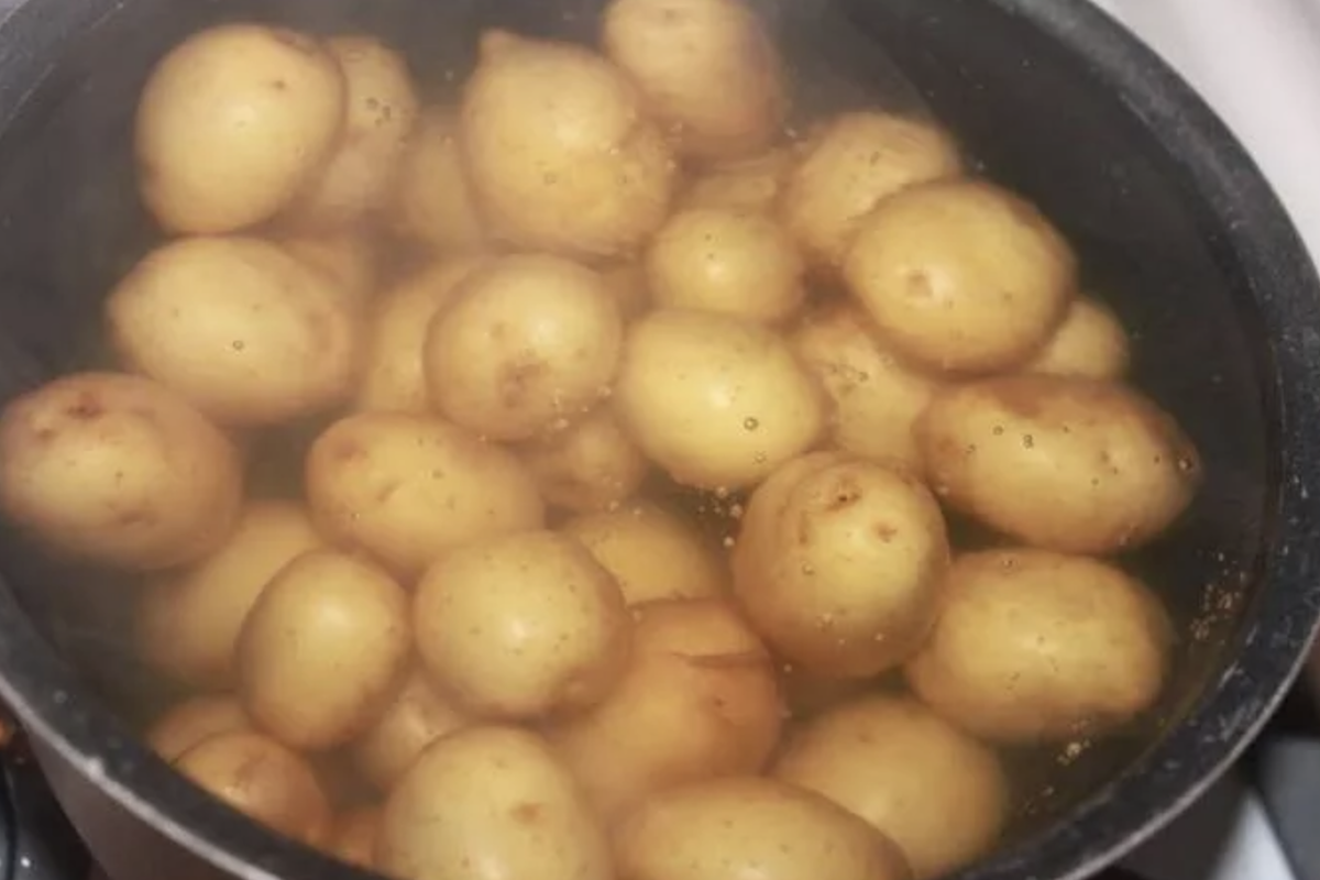 Один из самых вкусных овощей в русской кухне – молодой картофель. Его нежные клубни с тонкой кожицей достаточно обжарить и полить топленым сливочным маслом, чтобы получилось вкуснейшее блюдо.-2