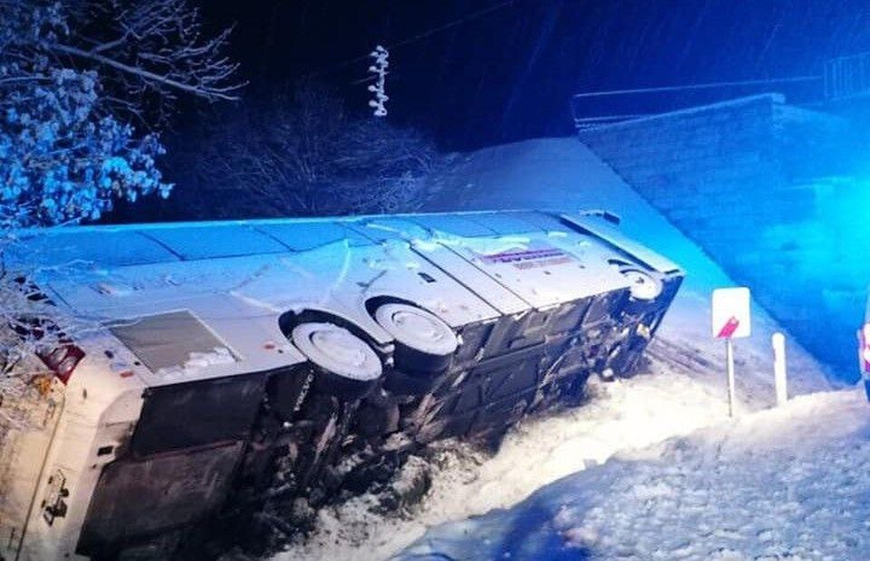     МИД рассказал подробности о перевернувшемся в Польше автобусе с белорусами, ехавшими в Италию. Фото: Добровольная пожарная команда коммуны Фирлей