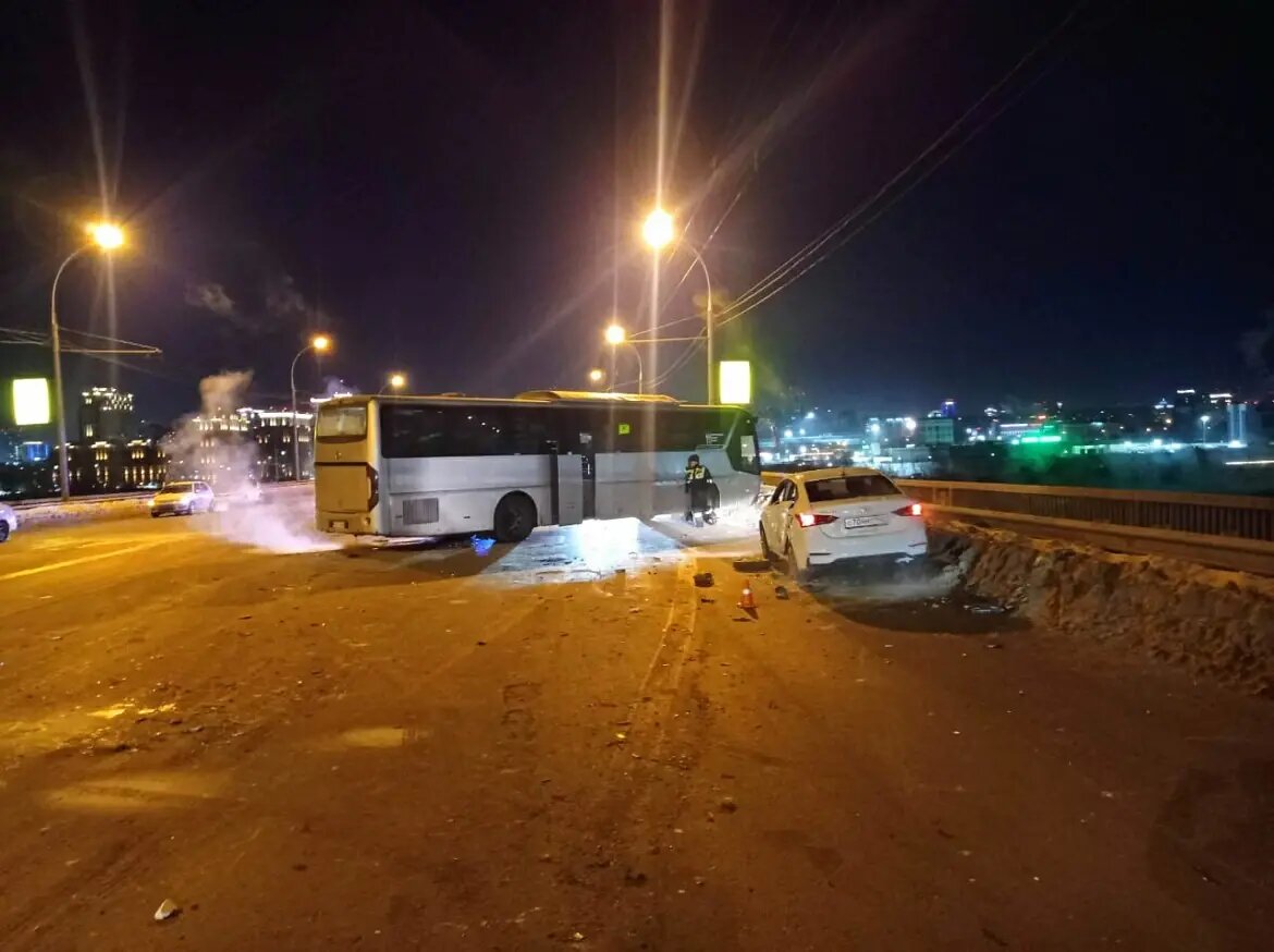 Появились подробности массового ДТП с автобусом № 111 на Димитровском мосту  в Новосибирске | Главные новости. Сиб.фм | Дзен