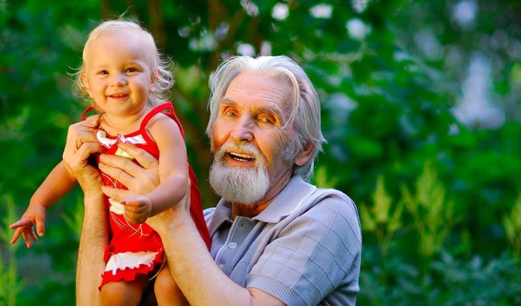 Мамы дочки деды. Дед и дочь. Девочка сидит с дедушкой. Дедушка с длинными волосами с внучкой. Дед сидит с внучкой фото.