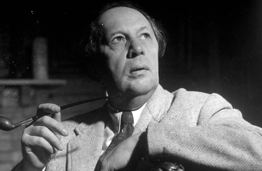 Алексей Николаевич Толстой, русский и советский писатель и общественный деятель из рода Толстых. Лауреат трёх Сталинских премий первой степени (1941, 1943; 1945 — посмертно) В годы войны Алексей Толстой написал около шестидесяти публицистических материалов (очерков, статей, обращений, зарисовок о героях, военных операциях), начиная с первых дней войны и до самой своей смерти 1945 года. Самым известным произведением Алексея Толстого о войне считается очерк «Родина».