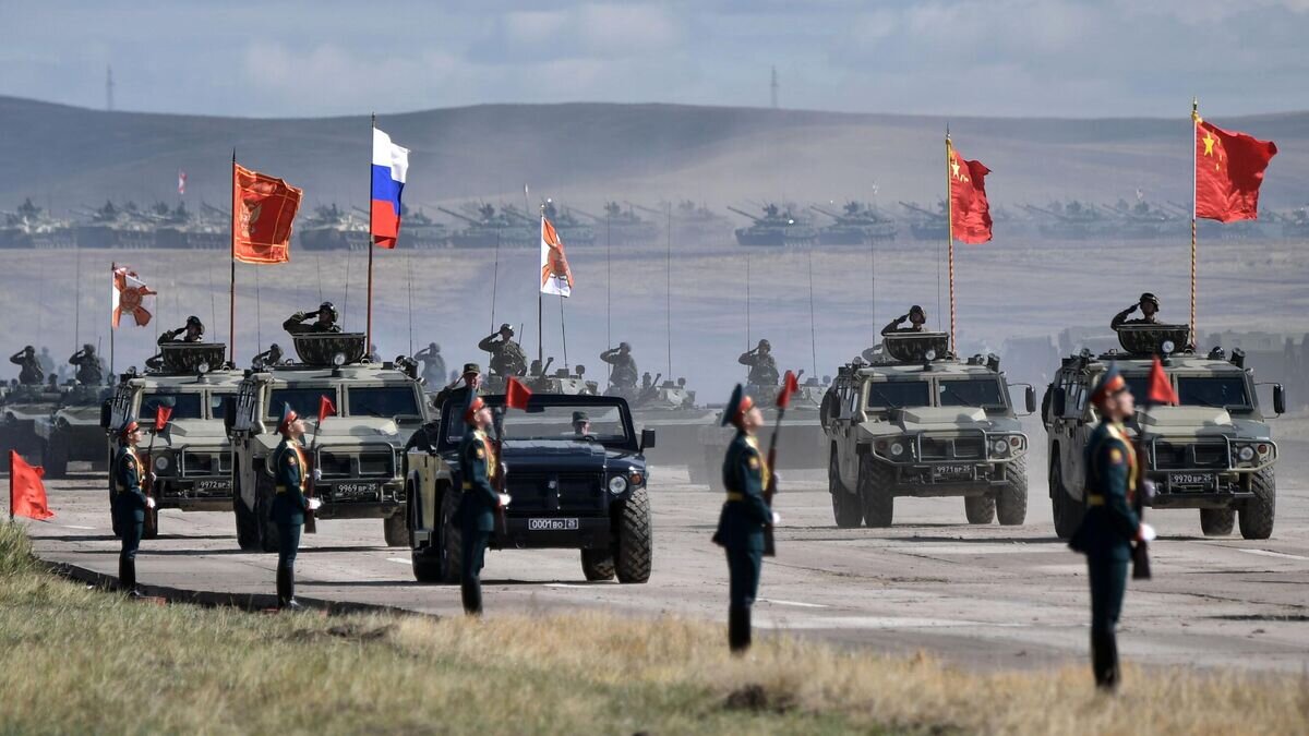    Парад военной техники в ходе совместных учений "Восток-2018" на полигоне "Цугол" в Забайкальском крае© РИА Новости / Алексей Никольский