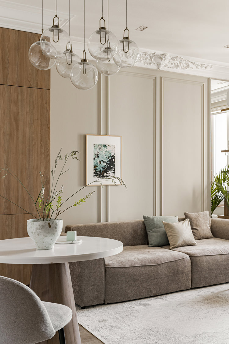 Гостиная в квартире по дизайну Алены Герасимовой. Ковер, Zara Home. Стол изготовлен на заказ по эскизам дизайнера. Стулья, La Redoute. Диван, Divan.ru. Керамика, Ceramum, Levadnaja Ceramics. Растение, Treez collection. Краска, Little Greene.