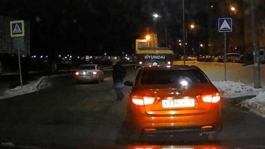     Инспекторы ГИБДД нашли водителя «Фольксваген», который обогнал машину, пропускающую пешехода на «зебре». Автомобиль мог сбить человека, видео с опасным нарушением ПДД появилось в соцсетях.