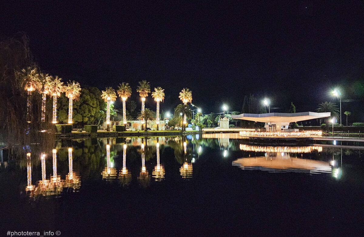 Приморский парк Ночью.. Новый Афон. Фото: Корчагина Татьяна
