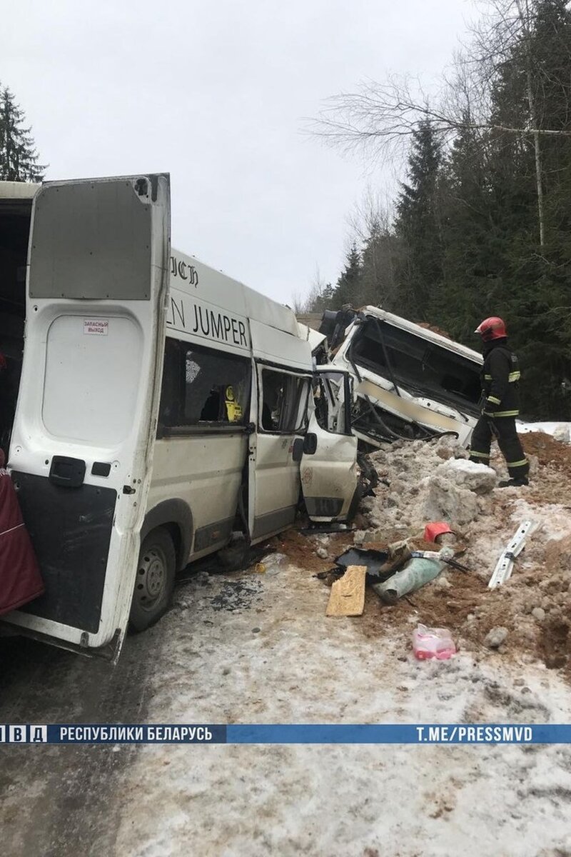     Под Минском столкнулись лоб в лоб маршрутка и грузовик МАЗ. Фото: МВД Беларуси