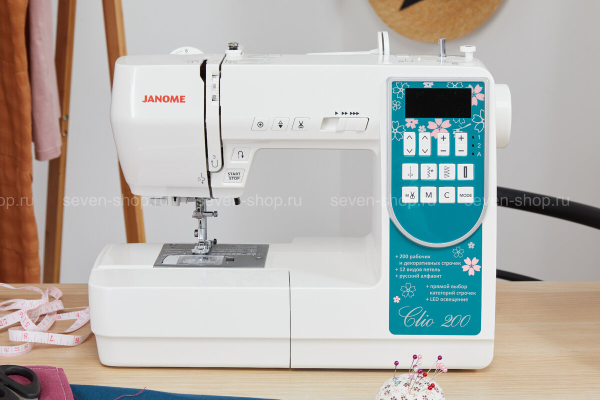 На фото компьютерная швейная машина Janome Clio 200