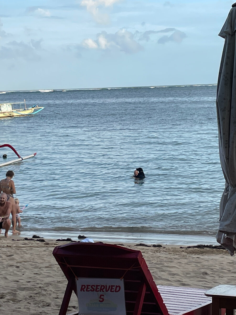 В обнимку с хозяином плывем 