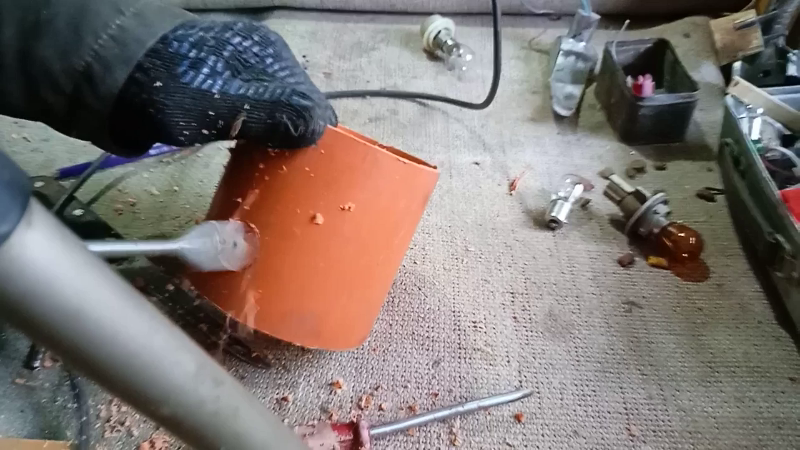 Весной и осенью-ночи холодные .Пчелы вылетают при восходе солнца .Садятся на воду, а она холодная -там они и коченеют .Что бы этого не происходило  ,сделал простую поилку с подогревом .с подручных материалов +применяется бЕЗОПАСНОЕ напряжение 12 V/