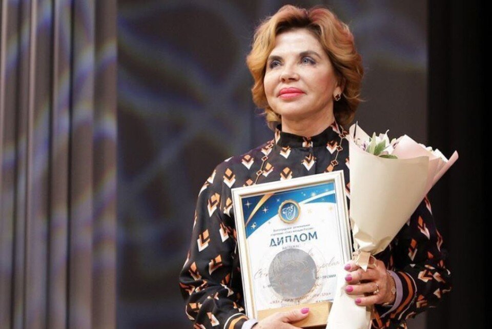     На победительнице конкурса хорошо видны украшения. Фото: Волгоградская областная Дума.