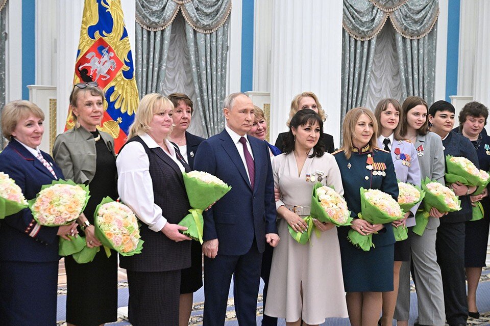     Владимир Путин 8 марта вручил россиянкам государственные награды за выдающиеся заслуги. Фото: Илья Питалев/POOL/ТАСС