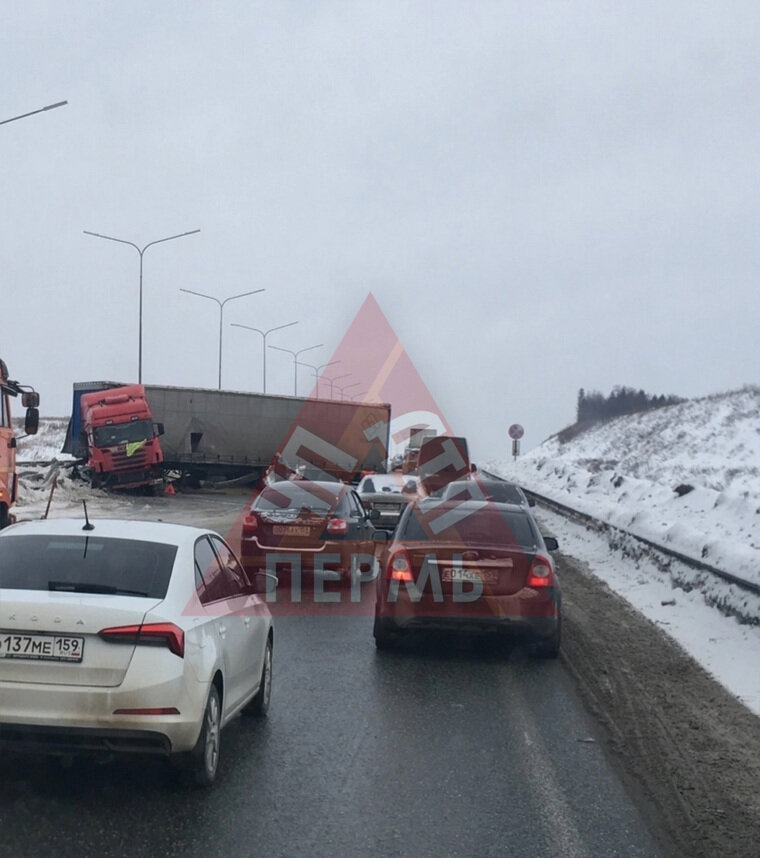    Из-за произошедшего скапливается пробка