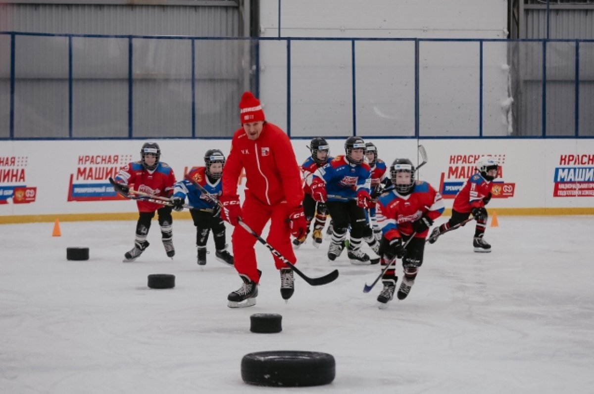    Начинающие хоккеисты гордо рассекают по арене, лавируют между соперниками и забивают!