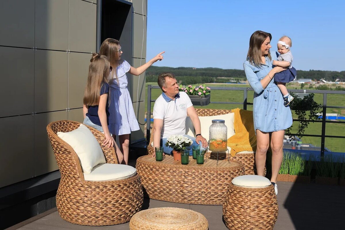 Терраса летом может стать альтернативой небольшому дачному участку