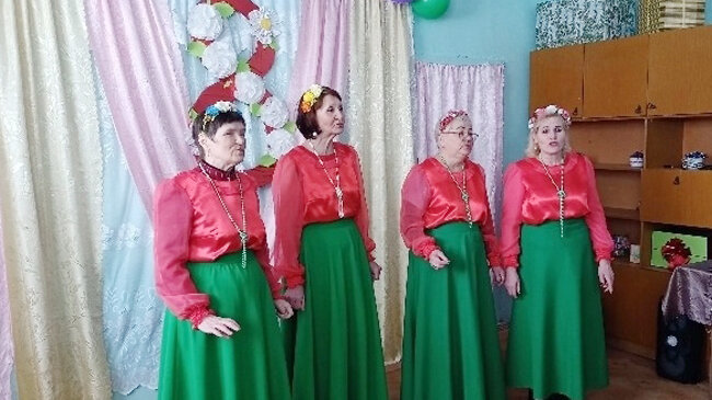 В холодном помещении накануне 8 марта для кособановцев пели артисты из Юговского. Зрители, несмотря на холод, с удовольствием смотрели концерт