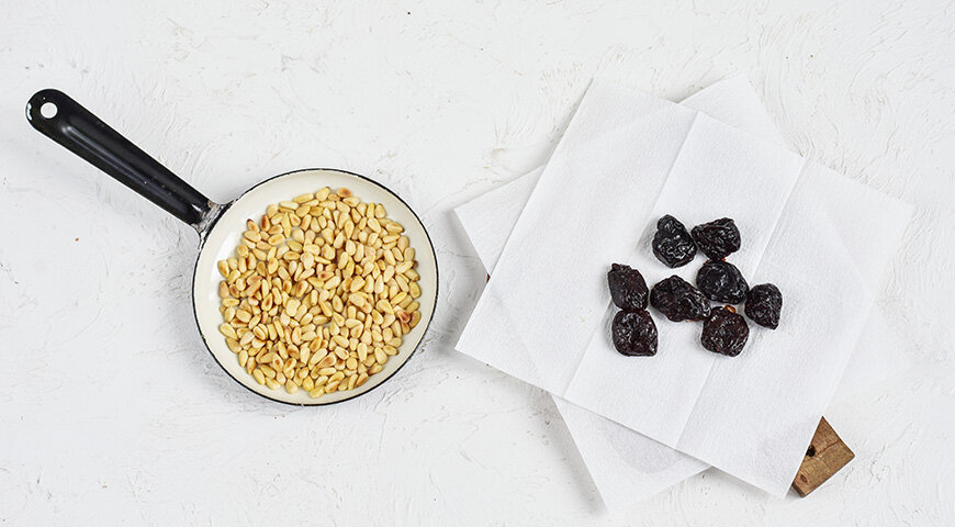 1. Подготовьте все ингредиенты. Кедровые орешки, помешивая, слегка подрумяньте на сухой сковороде и дайте остыть. Чернослив тщательно промойте проточной водой и обсушите.