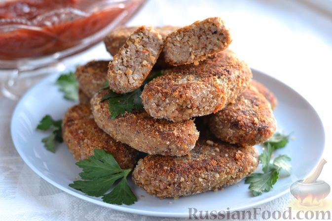 крупа гречневая, лук репчатый, морковь, яйца, сметана, чеснок, соль, перец чёрный молотый, паприка молотая, кориандр, сухари панировочные, масло растительное, зелень петрушки