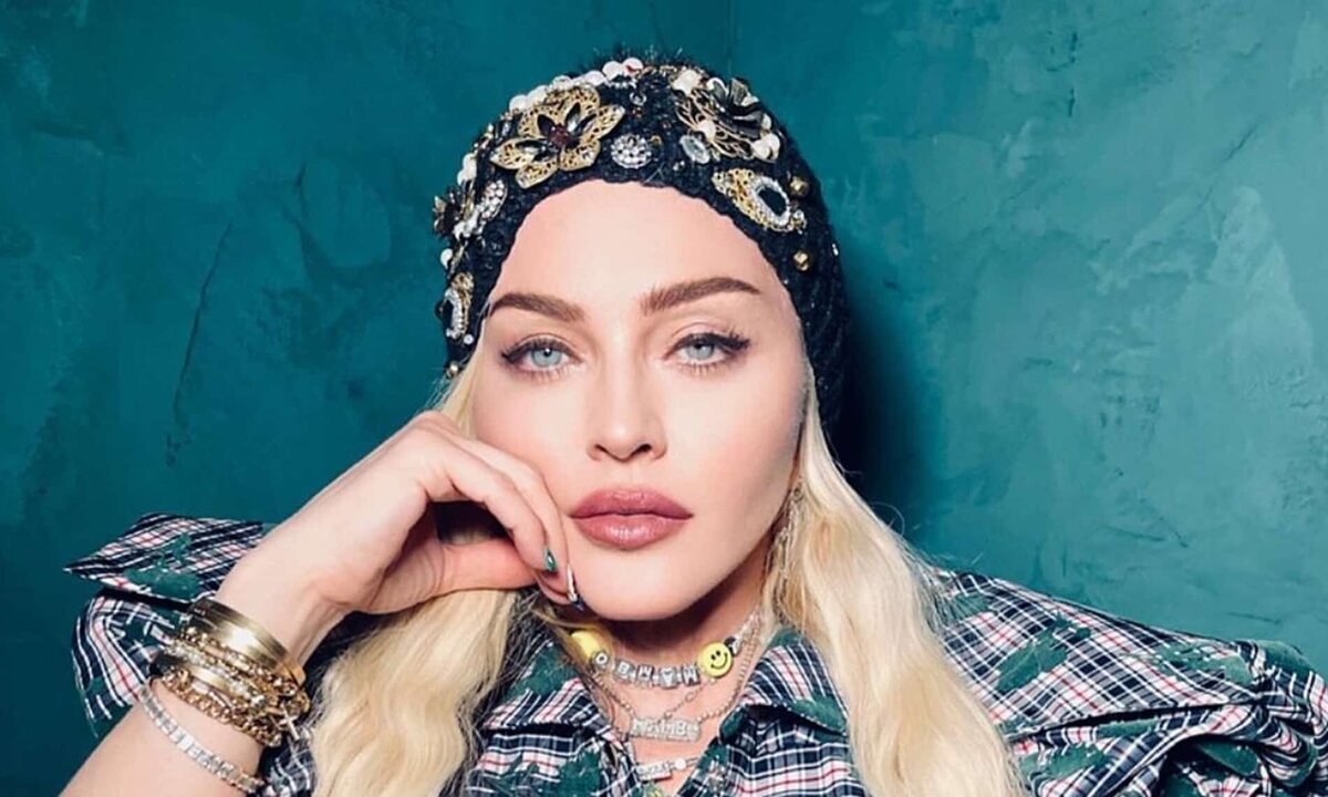 Легендарные треки певицы «Like a Virgin», «La isla bonita», «Like a Prayer», « Vogue», «Поклонись», «Холодное сердце», «Музыка», «Отбой», «4 минуты».