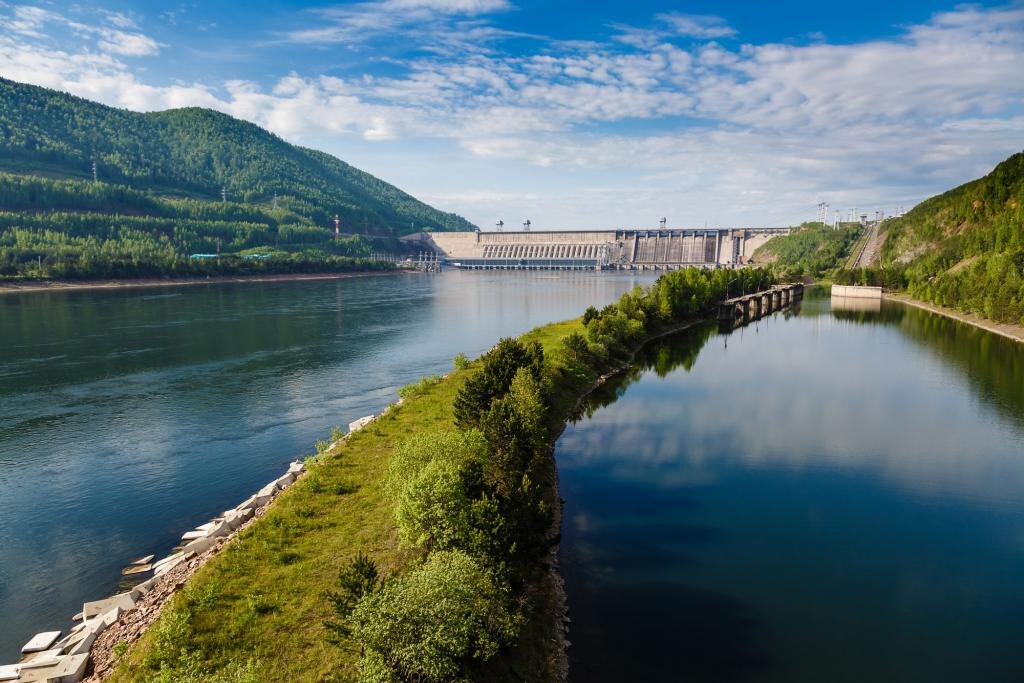 Искусственное озеро водохранилище. Енисей Красноярск ГЭС. Водохранилище Красноярской ГЭС. Река Енисей Красноярск. Река Енисей ГЭС Красноярск.