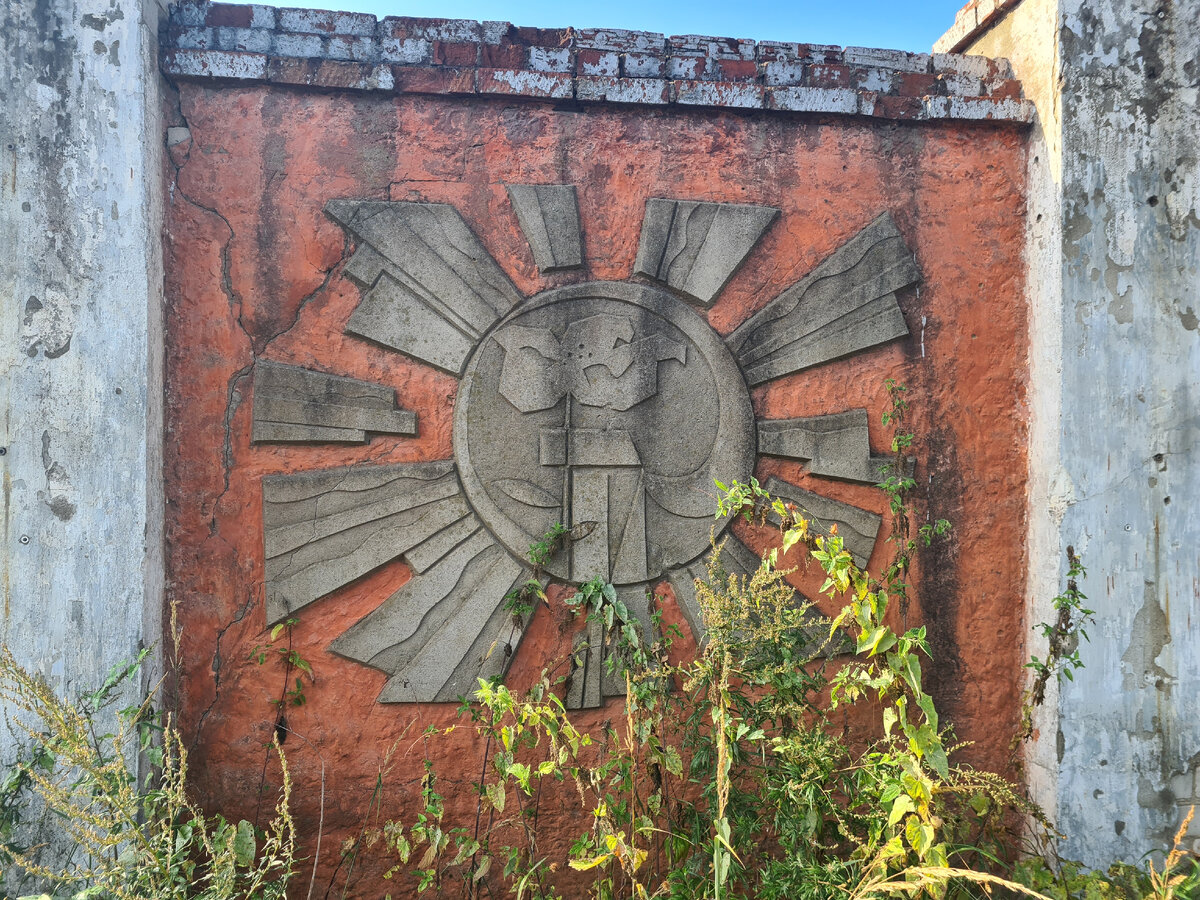 Барельеф на стенах заброшенного мясокомбината.