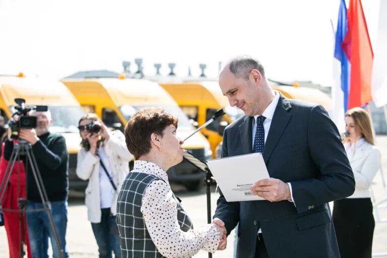    Денис Паслер: Ежегодно закупаем в школы Оренбуржья надежные автобусы Белов Михаил Александрович