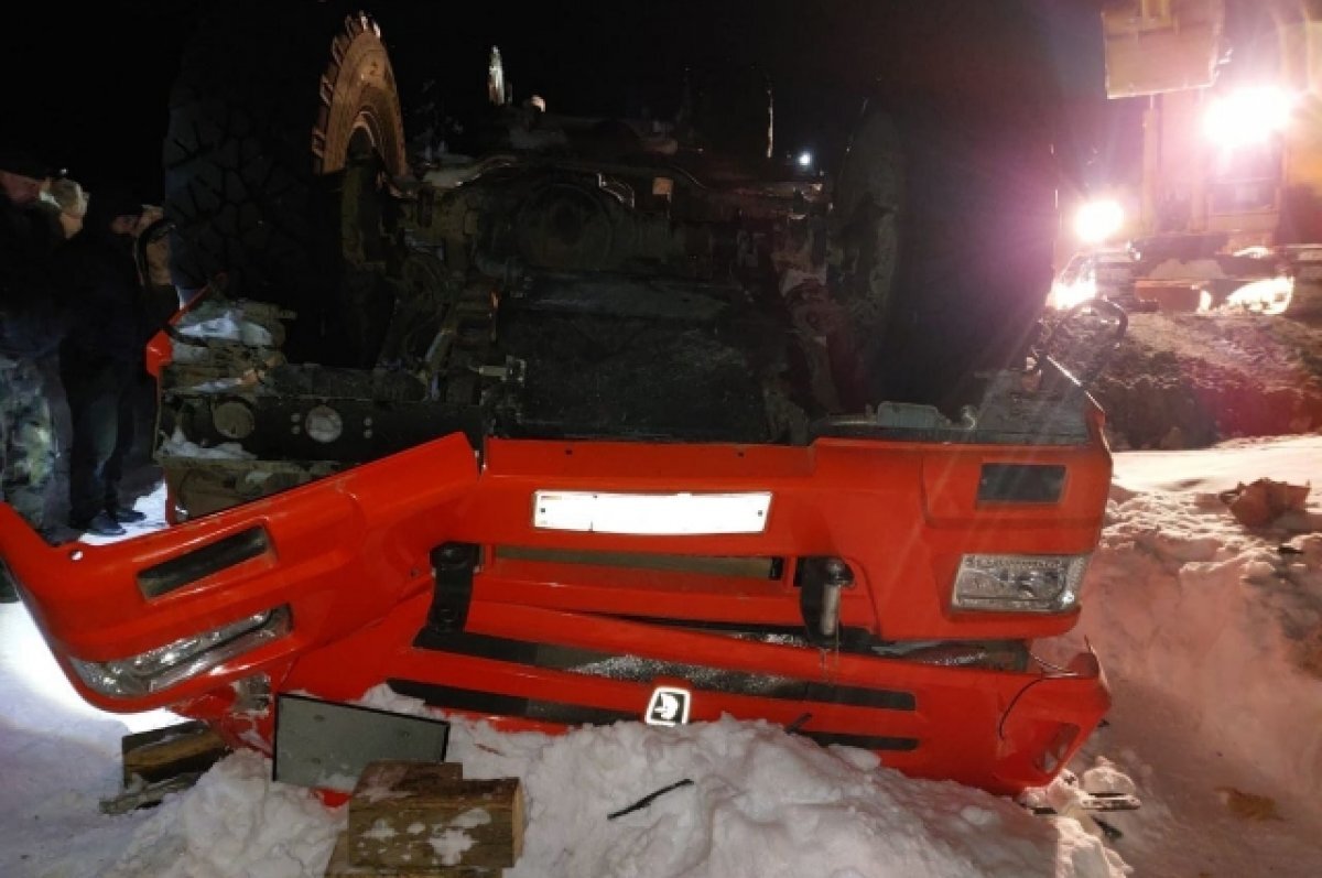    В Якутии КамАЗ слетел с дороги и перевернулся на крышу, один человек погиб