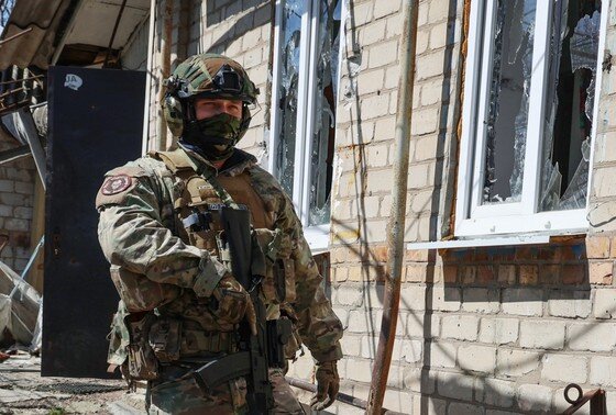    Боец ЧВК «Вагнер» осматривает дом в частном секторе освобожденной части Артемовска