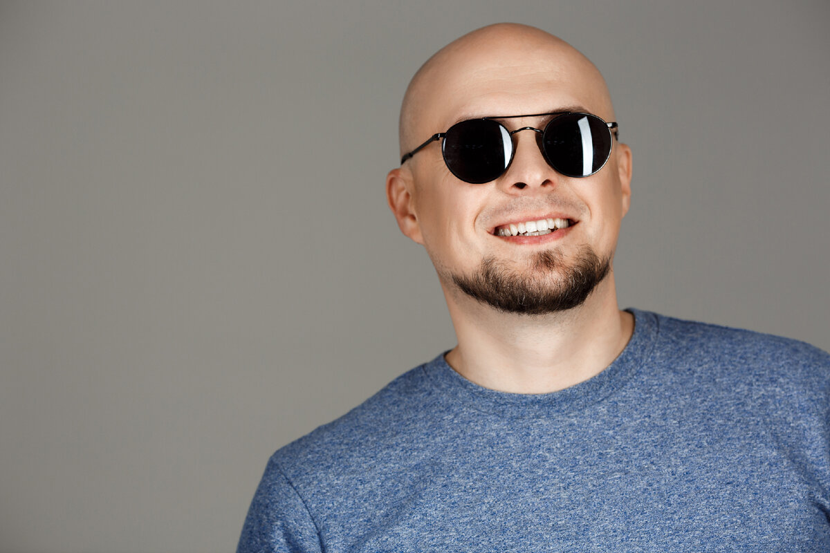 <a href="https://ru.freepik.com/free-photo/portrait-of-confident-handsome-man-in-grey-shirt-and-sunglasses-posing-smiling-at-camera-over-dark-wall_7705877.htm#query=%D0%BB%D1%8B%D1%81%D1%8B%D0%B9%20%D0%BF%D0%B0%D1%80%D0%B5%D0%BD%D1%8C%20%D0%B2%20%D0%BE%D1%87%D0%BA%D0%B0%D1%85&position=40&from_view=search&track=ais">Изображение от cookie_studio</a> на Freepik