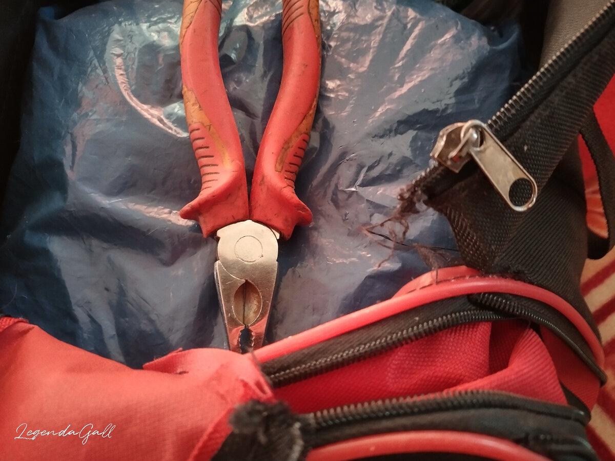 Все разворочено )) И инструмент, самый необходимый для шитья