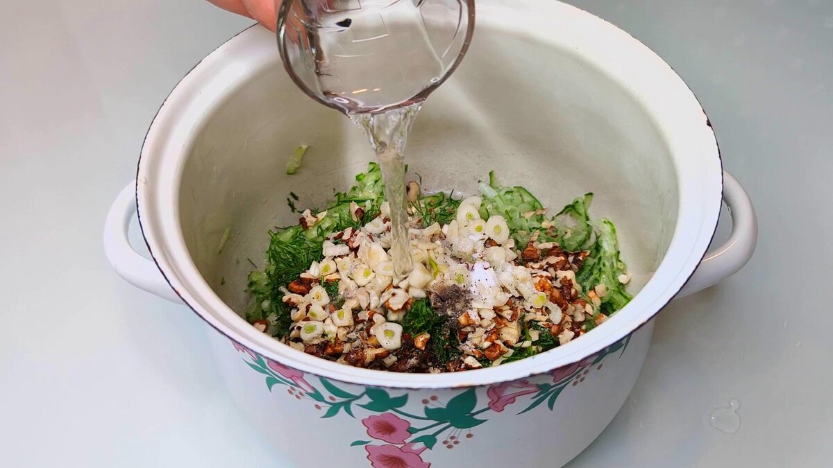 Ни мяса, ни колбасы не кладу, а выходит вкуснее гораздо. Готовлю вместо окрошки за 10 минут Ни мяса, ни колбасы не кладу, а выходит вкуснее гораздо. Готовлю вместо окрошки за 10 минут