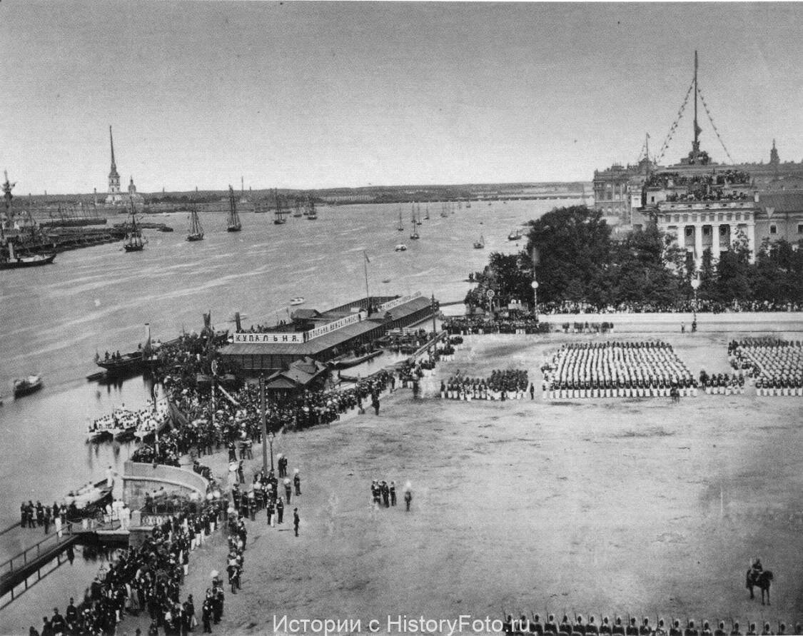 Сенатская площадь в день 200-​летнего юбилея со дня рождения императора Петра I, Санкт-​Петербург. Фото Alberta Felisha. Май 1872 год.
