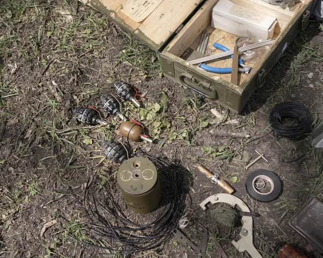 Материал для противоминной подготовки бригады «Спартан» в лесном массиве под Харьковом © Johanna Maria Fritz / Agentur Ostkreuz