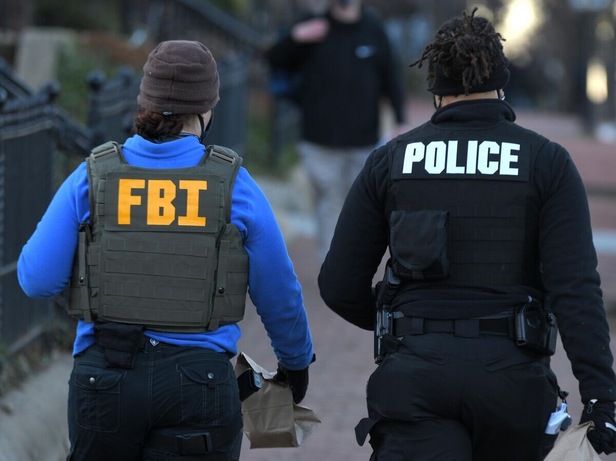    Сотрудники ФБР и полиции у здания Капитолия в Вашингтоне© РИА Новости / Дмитрий Паршин