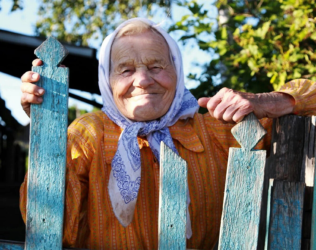 Красивая русская старушка. Бабушка в деревне. Бабульки из деревни. Бабушка в селе. Бабуля в деревне.