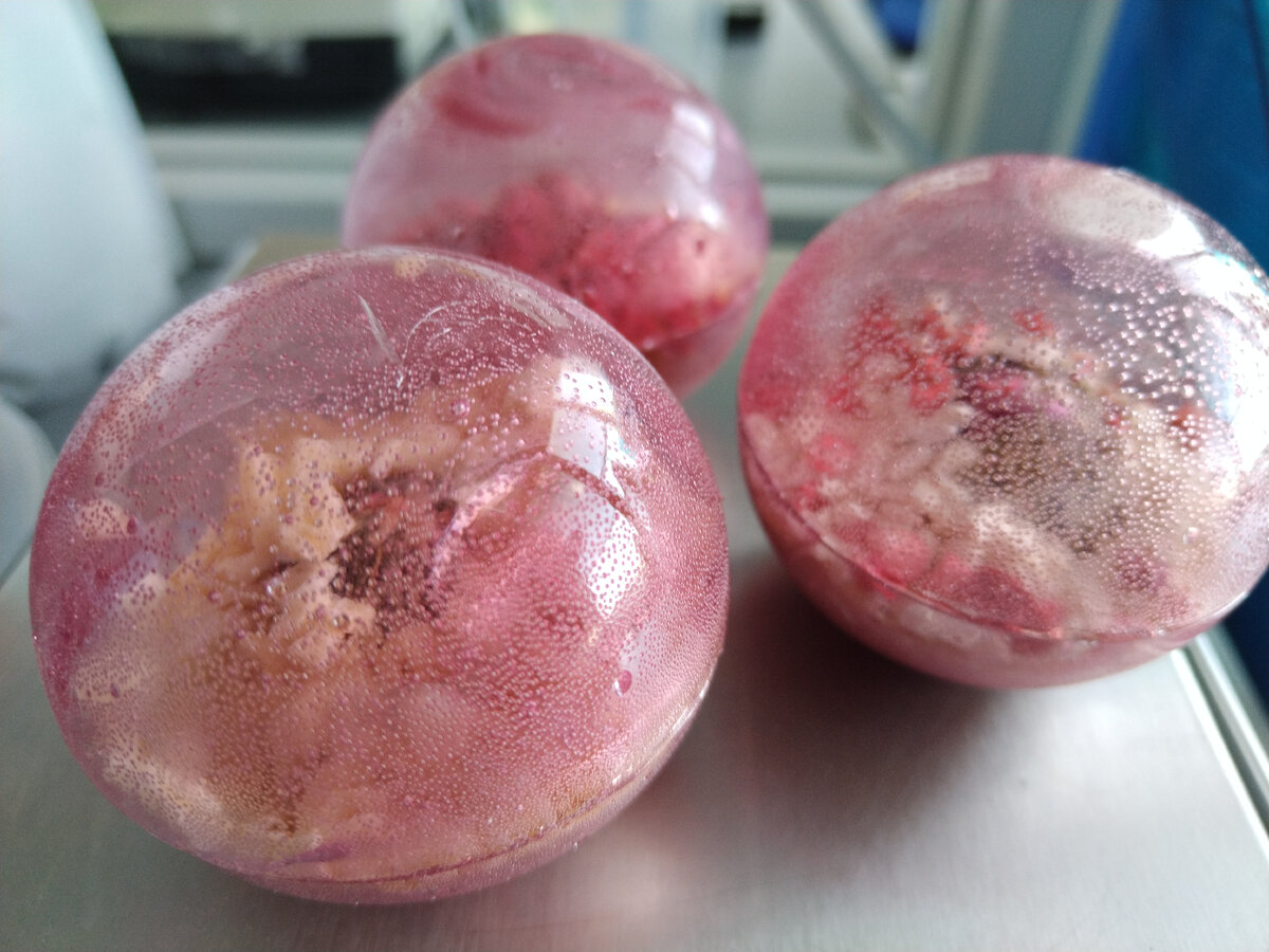 В этот раз в изомальт добавили черную морковь - натуральный краситель красного цвета 