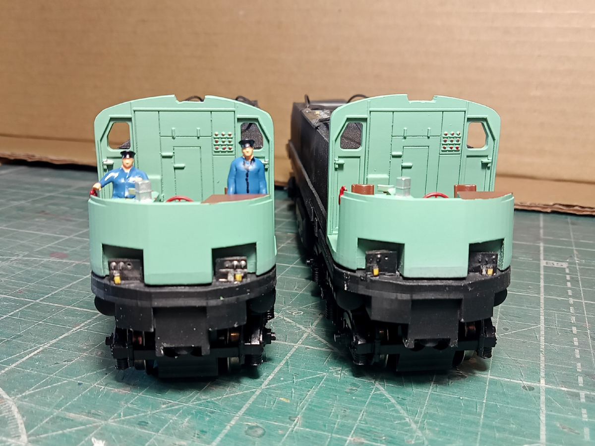 Кабина локомотива и бригада в одной из них