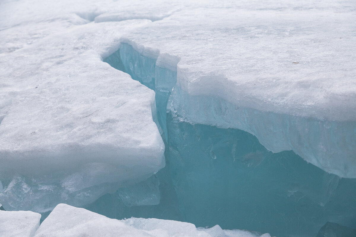 Ледяные взломы очень фотогеничны, их так и хочется фотографировать. На этом снимке хорошо видно толщину льда. На 1 апреля 2019 толщина составила 65 см. //Фотографию можно увеличить, нажав на неё